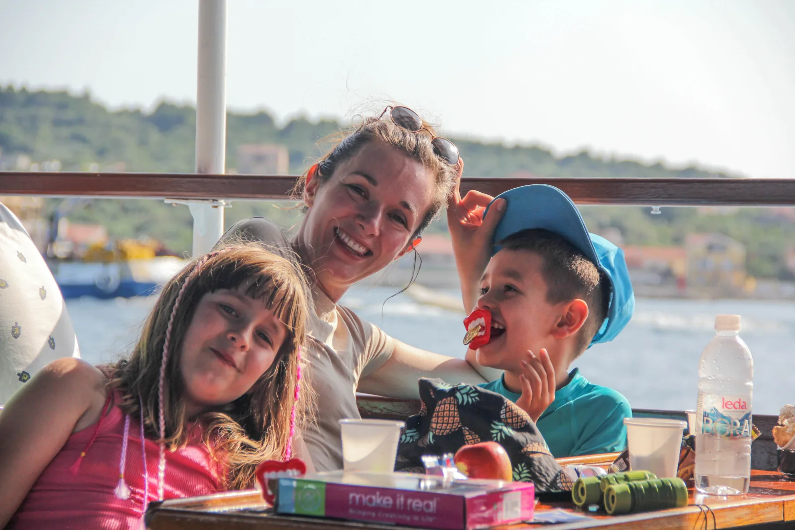 Rodzina siedząca w pojeździe plażowym przy morzu