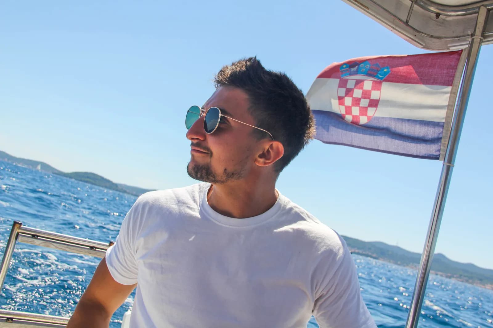 Podróżnik relaksujący się przy morzu w słoneczny dzień